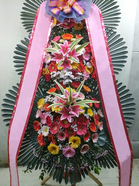 대학 동기 모임에서 축하하는 마음을 담은 화환